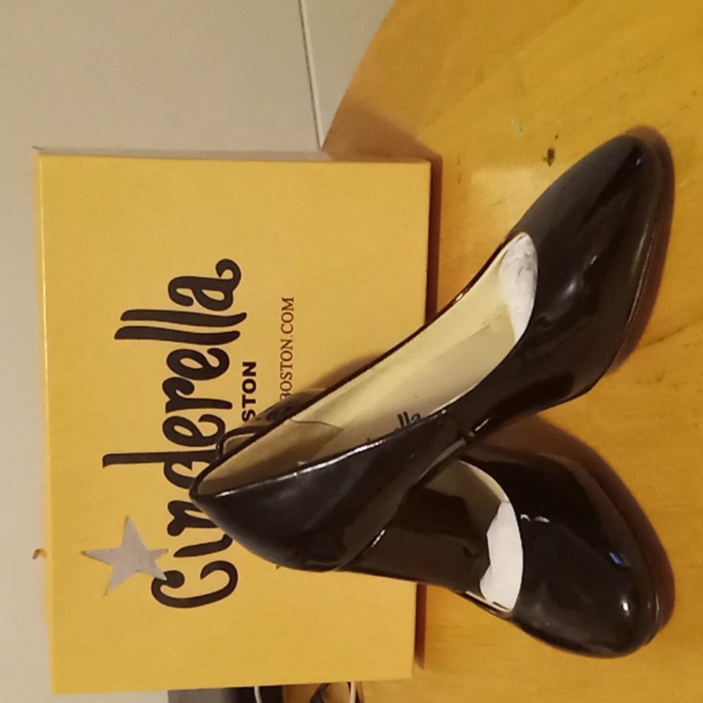 Cinderella of Boston size 2 wide patten leather dress heels '''Black'''   never